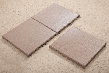 WARCO valbeveiligingsmatten met verbindingssysteem worden gelegd met de aangrenzende rijen matten half verschoven ten opzichte van elkaar. Kunststof honingraatroosters (grasroosters) kunnen worden gebruikt als basislaag.