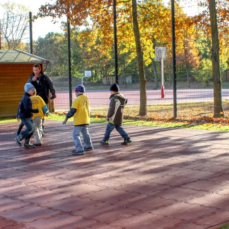 WARCO produceert een uitgebreid assortiment rubbergranulaat vloerbedekkingen voor professionele klanten in de speeltuin-, sportveld- en fitnessstudio-sector.