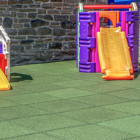 WARCO valbeschermingsmatten op een speelplaats voor kleine kinderen. Hier in mooi groen. WARCO maakt valbeveiligings tegels van 30mm tot 100mm dikkte. En hebben een maximale valbveiligings hoogte tot 3 meter!