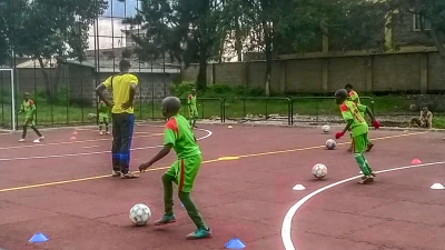 Op een klein rood veld gemaakt van balpanelen van WARCO trainen jonge talenten in Kenia voor een carrière als profvoetballer.