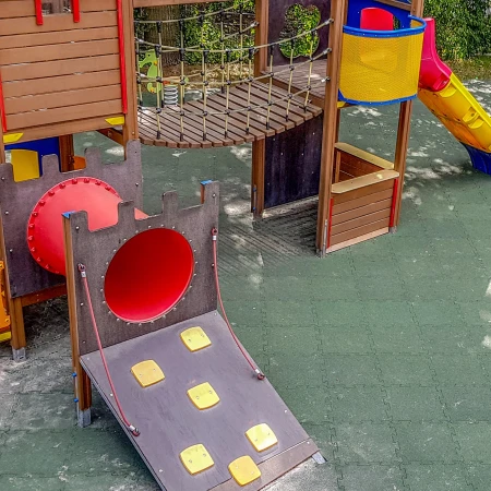 De valbeveiligingsmatten van WARCO bieden gecertificeerde veiligheid op elke openbare speelplaats, zoals bepaald door de EN 1176 norm.