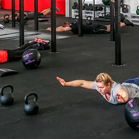 In de fitnesszaal trainen mensen op WARCO fitnessvloeren.