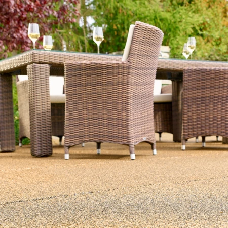 WARCO vloeren voor huis en tuin. Stoelen kunnen prima geplaatst worden op een terras met tegels, punt druk is geen probleem.