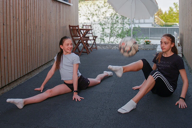 Kinderen spelen op een elastische WARCO ondergrond voor binnen en buiten