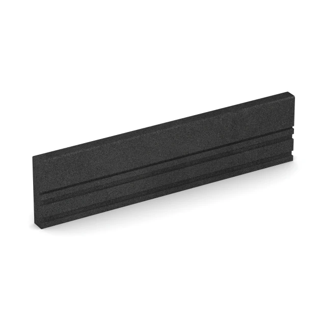 Rubberen boordsteen von WARCO im Farbdesign Antraciet mit den Abmessungen 100 × 5 × 25 cm. Produktfoto von Artikel 3784 in der Aufsicht von schräg vorne.