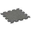 Fitness Max vloersysteem von WARCO im Farbdesign Donkergrijs graniet mit den Abmessungen 98 x 98 x 2,8 cm. Produktfoto von Artikel 6886 in der Aufsicht von schräg vorne.