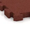 Detailaufnahme der Randausprägung von WARCO-Produkt 3145, Rubberen straattegels, Format 500 x 500 x 50 mm, Farbe Baksteenrood.