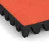 Detailaufnahme der Randausprägung von WARCO-Produkt 5608, Rubber speelplaatstegel 8 cm - EN 1177 ≤ 215 cm, Format 500 x 500 x 80 mm, Farbe Felrood-Oranje.