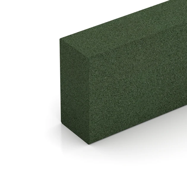 Detailaufnahme der Randausprägung von WARCO-Produkt 7030, Rubberen bloktrede van rubbergranulaat, Format 100 x 30 x 15 cm, Farbe Grasgroen.
