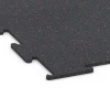 Detailaufnahme der Randausprägung von WARCO-Produkt 6450, Fitnessvloer Compact, Format 100 × 100 × 0,8 cm, Farbe Licht Rood Gespikkeld.