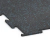 Detailaufnahme der Randausprägung von WARCO-Produkt 6457, Fitnessvloer Compact, Format 50 × 50 × 0,8 cm, Farbe Licht blauw gespikkeld.