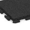 Detailaufnahme der Randausprägung von WARCO-Produkt 1386, Rubberen straattegels Classic, Format 500 x 500 x 40 mm, Farbe Anthraciet.