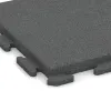 Detailaufnahme der Randausprägung von WARCO-Produkt 1389, Rubberen straattegels Classic, Format 500 x 500 x 40 mm, Farbe Leigrijs.