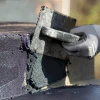 Detailaufnahme der Randausprägung von WARCO-Produkt 0030, ALLESDICHT – Waterdichting, Format 11 kg | 3,3 m², Farbe Grijs.