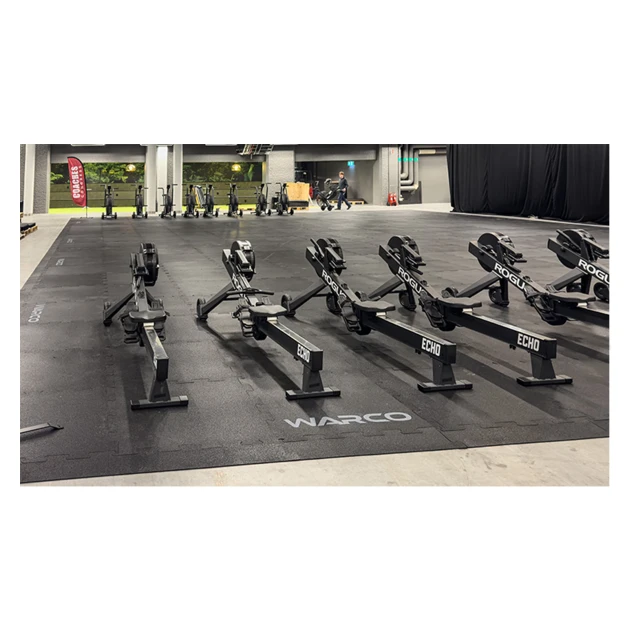 Detailaufnahme der Randausprägung von WARCO-Produkt 6191, Huurvloer Fitness Performance Elite, Format 15 × 20 m | 300 m², Farbe Antraciet.