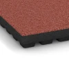 Detailaufnahme der Randausprägung von WARCO-Produkt 6140, Rubberen speelplaatstegel – 205 cm, Format 50 x 50 x 7 cm, Farbe Tomatenrood.