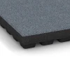 Detailaufnahme der Randausprägung von WARCO-Produkt 6142, Rubberen speelplaatstegel – 205 cm, Format 50 x 50 x 7 cm, Farbe Grafietgrijs.