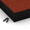Detailaufnahme der Randausprägung von WARCO-Produkt 6278, Rubberen speelplaatstegel – 300 cm, Format 50 x 50 x 11 cm, Farbe Baksteenrood.