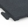 Detailaufnahme der Randausprägung von WARCO-Produkt 6978, Fitnessvloertegel Classic, Format 50 x 50 x 3 cm | 0,25 m², Farbe Leisteengrijs.