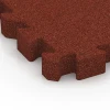 Detailaufnahme der Randausprägung von WARCO-Produkt 6406, Rubberen speelplaatstegel – 220 cm, Format 50 x 50 x 6 cm | 0,25 m², Farbe Baksteenrood.