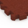 Detailaufnahme der Randausprägung von WARCO-Produkt 6306, Valtegel met puzzelverbinding, Format 50 x 50 x 5 cm | 0,25 m², Farbe Baksteenrood.