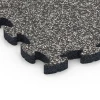 Detailaufnahme der Randausprägung von WARCO-Produkt 6931, Valdempende puzzeltegel, Format 44,6 x 44,6 × 2,8 cm, Farbe Donkergrijs graniet.