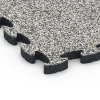 Detailaufnahme der Randausprägung von WARCO-Produkt 6842, Fitness Active vloertegel, Format 44,6 x 44,6 × 2,8 cm, Farbe Grijs graniet.