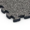 Detailaufnahme der Randausprägung von WARCO-Produkt 6877, Fitness Max vloersysteem, Format 44,6 x 44,6 × 2,8 cm, Farbe Donkergrijs graniet.