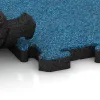 Großaufnahme vom Verbindungssystem von WARCO-Boden 3388 - Speelplaats vloeren im Farbdesign Atlantisch. Abmessungen 1000 x 1000 x 40 mm.