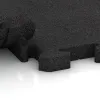 Großaufnahme vom Verbindungssystem von WARCO-Boden 3475 - Speelplaats vloeren im Farbdesign Anthraciet. Abmessungen 1000 x 1000 x 40 mm.