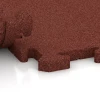 Großaufnahme vom Verbindungssystem von WARCO-Boden 3355 - Hondenvloertegel im Farbdesign Baksteenrood. Abmessungen 100 x 100 x 3 cm | 1,00 m².