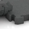 Großaufnahme vom Verbindungssystem von WARCO-Boden 3189 - Rubberen straattegels im Farbdesign Leigrijs. Abmessungen 500 x 500 x 60 mm.