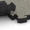 Großaufnahme vom Verbindungssystem von WARCO-Boden 3058 - Rubberen straattegels im Farbdesign Lichtgrijs Graniet. Abmessungen 500 x 500 x 50 mm.