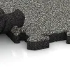 Großaufnahme vom Verbindungssystem von WARCO-Boden 4956 - Hoektegel im Farbdesign Grijs Graniet. Abmessungen 235 x 235 x 40 mm.