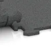 Großaufnahme vom Verbindungssystem von WARCO-Boden 0161 - Sportvloerplaat HD 1,8 cm im Farbdesign Leigrijs. Abmessungen 500 x 500 x 18 mm.