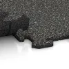 Großaufnahme vom Verbindungssystem von WARCO-Boden 0300 - Zwembadrandtegel im Farbdesign Donkergrijs Graniet. Abmessungen 1000 x 1000 x 18 mm.