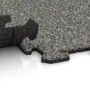 Großaufnahme vom Verbindungssystem von WARCO-Boden 0301 - Zwembadrandtegel im Farbdesign Grijs Graniet. Abmessungen 1000 x 1000 x 18 mm.