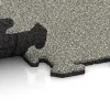 Großaufnahme vom Verbindungssystem von WARCO-Boden 0218 - Sportvloerplaat HD 1,8 cm im Farbdesign Lichtgrijs Graniet. Abmessungen 1000 x 1000 x 18 mm.