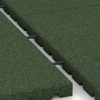 Großaufnahme vom Verbindungssystem von WARCO-Boden 5664 - Rubber speelplaats tegels 4 cm - EN 1177 ≤ 110 cm im Farbdesign Grasgroen. Abmessungen 1000 x 1000 x 40 mm.