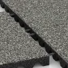 Großaufnahme vom Verbindungssystem von WARCO-Boden 5543 - Rubber speelplaatstegel 4,5 cm - EN 1177 ≤ 135 cm im Farbdesign Grijs Graniet. Abmessungen 500 x 500 x 45 mm.