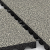 Großaufnahme vom Verbindungssystem von WARCO-Boden 5544 - Rubber speelplaatstegel 4,5 cm - EN 1177 ≤ 135 cm im Farbdesign Lichtgrijs Graniet. Abmessungen 500 x 500 x 45 mm.