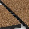 Großaufnahme vom Verbindungssystem von WARCO-Boden 5546 - Rubber speelplaatstegel 4,5 cm - EN 1177 ≤ 135 cm im Farbdesign Terra Cotta. Abmessungen 500 x 500 x 45 mm.