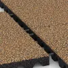 Großaufnahme vom Verbindungssystem von WARCO-Boden 5555 - Rubber speelplaatstegel 4,5 cm - EN 1177 ≤ 135 cm im Farbdesign Rattan Lounge. Abmessungen 500 x 500 x 45 mm.