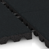 Großaufnahme vom Verbindungssystem von WARCO-Boden 5535 - Rubber speelplaatstegel 4,5 cm - EN 1177 ≤ 135 cm im Farbdesign Ijzergrijs. Abmessungen 500 x 500 x 45 mm.
