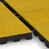 Großaufnahme vom Verbindungssystem von WARCO-Boden 5537 - Rubber speelplaatstegel 4,5 cm - EN 1177 ≤ 135 cm im Farbdesign Citroengeel. Abmessungen 500 x 500 x 45 mm.