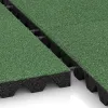 Großaufnahme vom Verbindungssystem von WARCO-Boden 5538 - Rubber speelplaatstegel 4,5 cm - EN 1177 ≤ 135 cm im Farbdesign Bleekgroen. Abmessungen 500 x 500 x 45 mm.