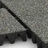 Großaufnahme vom Verbindungssystem von WARCO-Boden 5644 - Rubber speelplaatstegel 10 cm - EN 1177 ≤ 300 cm im Farbdesign Grijs Graniet. Abmessungen 500 x 500 x 100 mm.