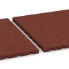 Großaufnahme vom Verbindungssystem von WARCO-Boden 3966 - Hondenligmat im Farbdesign Baksteenrood. Abmessungen 50 × 50 × 2,5 cm.