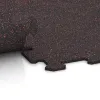 Großaufnahme vom Verbindungssystem von WARCO-Boden 1049 - Fitnessvloer Compact im Farbdesign Licht Rood Gespikkeld. Abmessungen 970 x 970 x 8 mm.