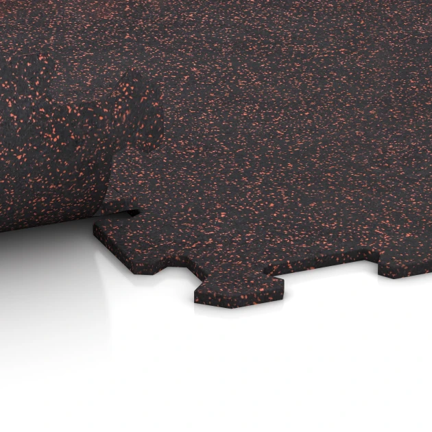 Großaufnahme vom Verbindungssystem von WARCO-Boden 1049 - Fitnessvloer Compact im Farbdesign Licht Rood Gespikkeld. Abmessungen 970 x 970 x 8 mm | 0,94 m.